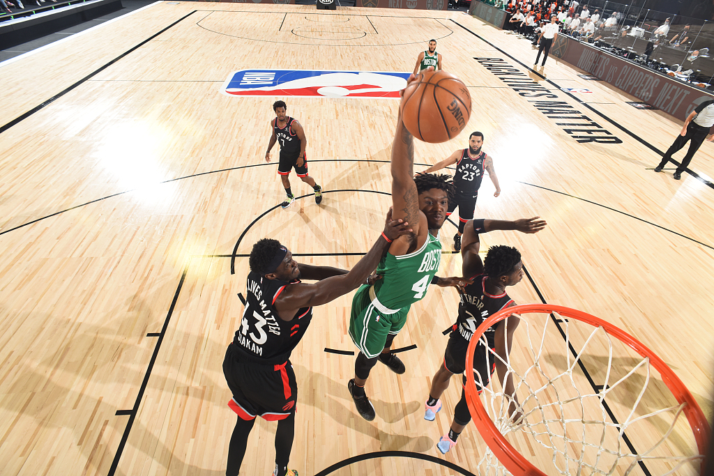Toronto Raptors revirtió la situación en el último minuto y venció a Boston Celtics